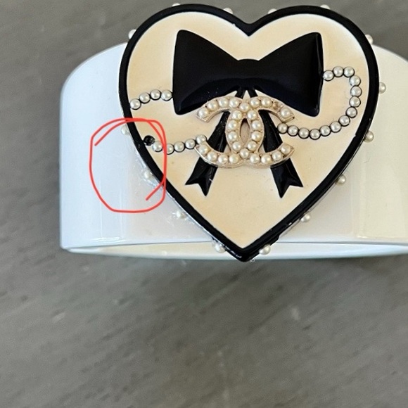 CHANEL Black & Ivory White Alluring Heart Resin 2006 Spring Hinge Cuff Bracelet - Picture 11 of 12